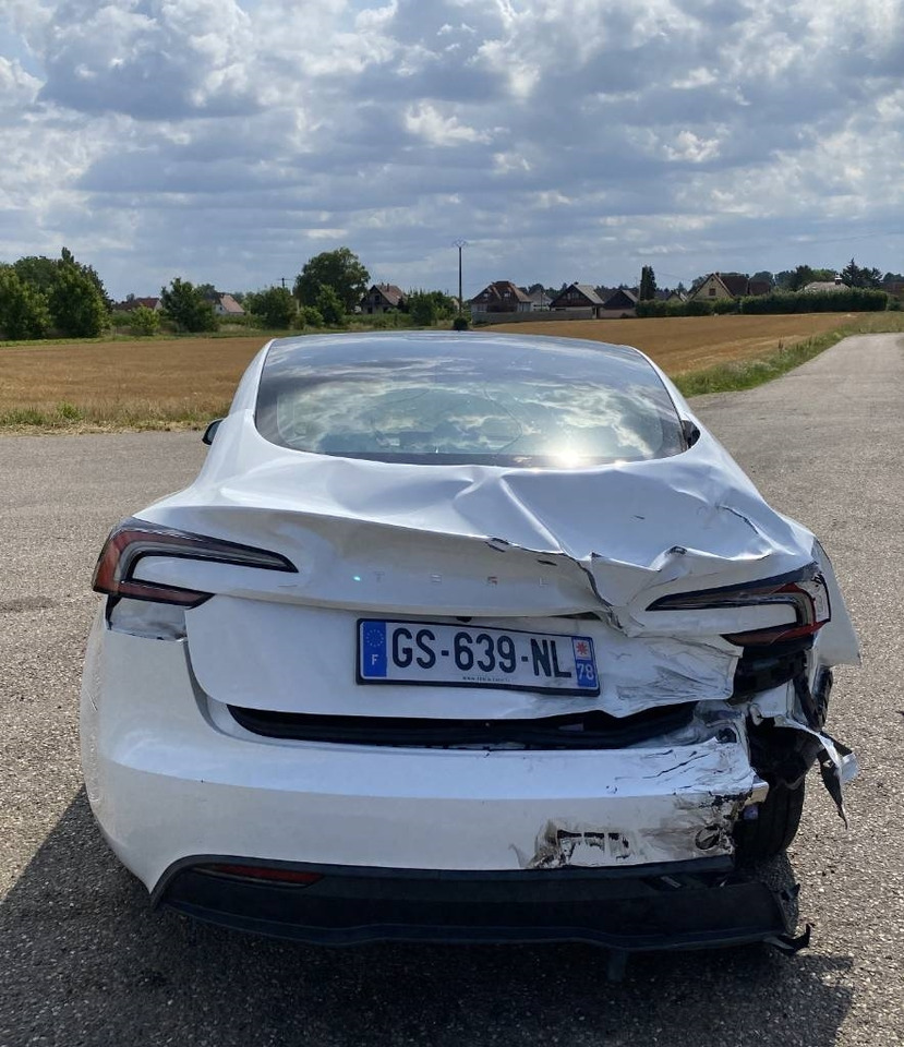 Tesla MODEL 3 5YJ3 Carte Grise Française endommagée - Autó: 5 kép. Tesla MODEL 3 5YJ3 Carte Grise Française endommagée - Autó: 5 kép.