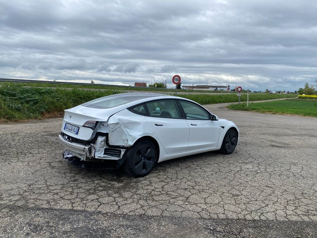 Tesla MODEL 3 5YJ3 - Rwd-Carte Grise Française endommagé - Autó: 4 kép. Tesla MODEL 3 5YJ3 - Rwd-Carte Grise Française endommagé - Autó: 4 kép.