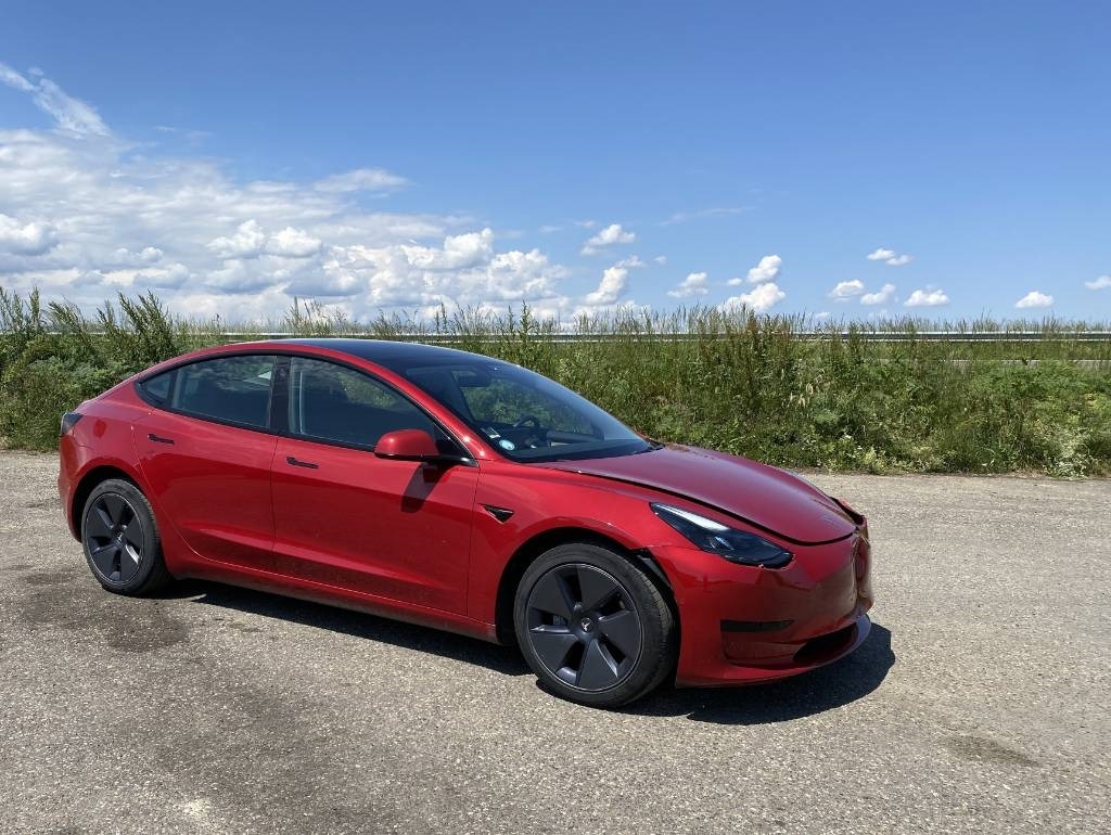 Tesla MODEL 3 5YJ3 - Rwd Carte Grise Française endommagé - Autó: 3 kép. Tesla MODEL 3 5YJ3 - Rwd Carte Grise Française endommagé - Autó: 3 kép.
