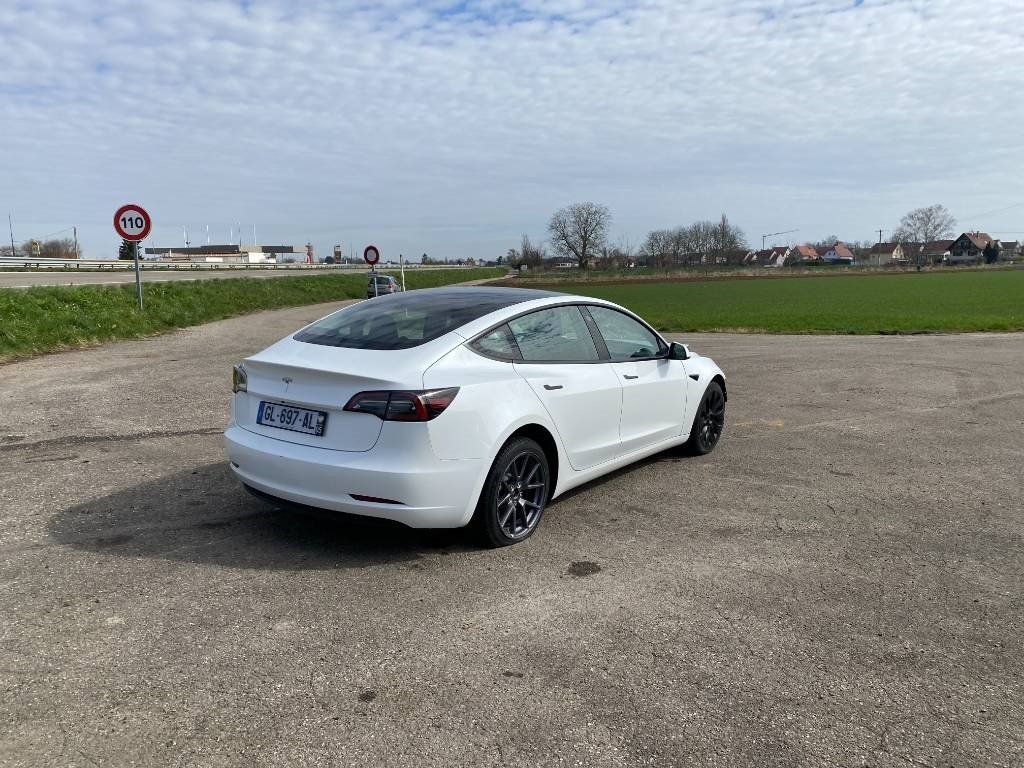 Tesla MODEL 3 - 5YJ3 Rwd Origine Française - Szedán: 4 kép. Tesla MODEL 3 - 5YJ3 Rwd Origine Française - Szedán: 4 kép.