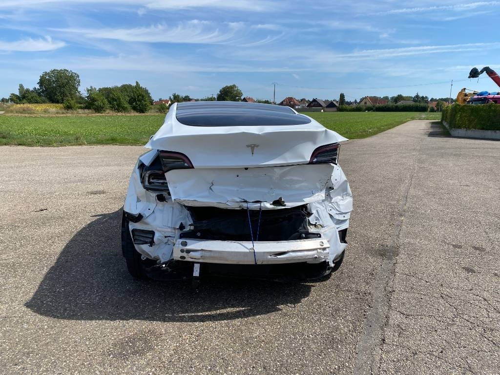 Tesla Model Y RWD / Origine Française endommagée - Autó: 5 kép. Tesla Model Y RWD / Origine Française endommagée - Autó: 5 kép.