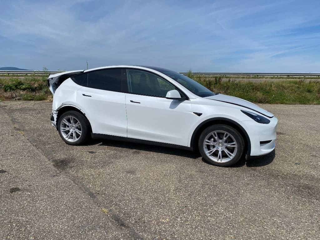 Tesla Model Y RWD / Origine Française endommagée - Autó: 3 kép. Tesla Model Y RWD / Origine Française endommagée - Autó: 3 kép.
