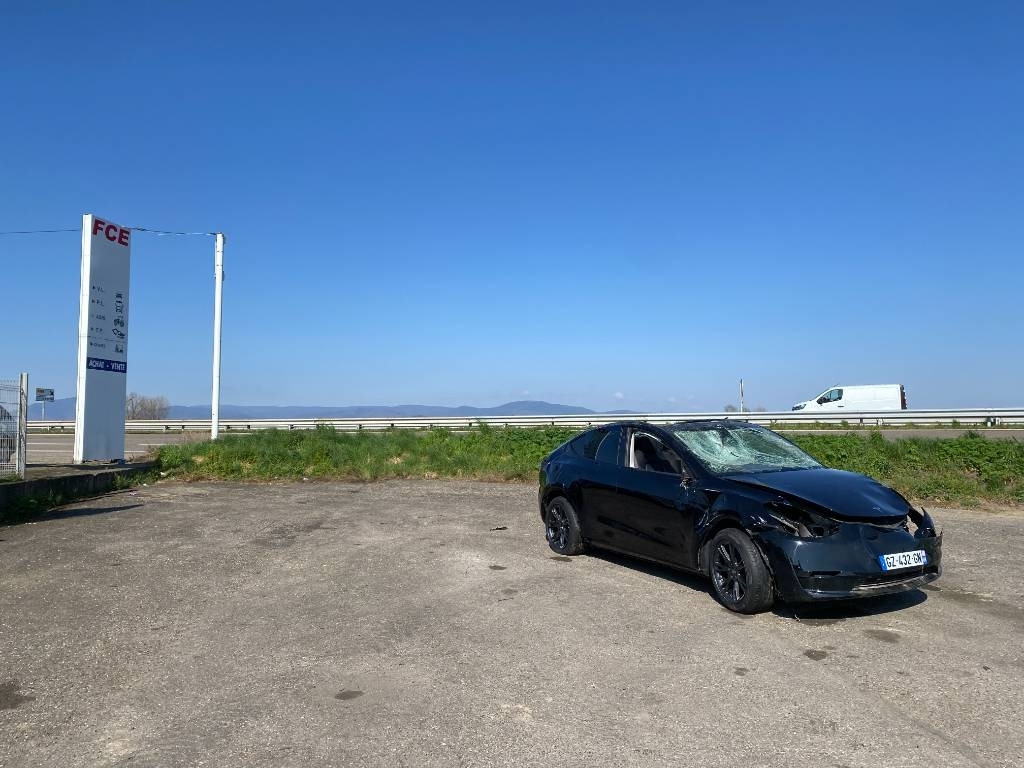 Tesla Model Y RWD/Origine Française endommagée - Szedán: 3 kép. Tesla Model Y RWD/Origine Française endommagée - Szedán: 3 kép.