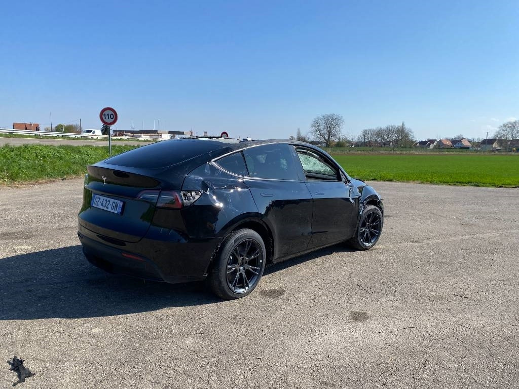 Tesla Model Y RWD/Origine Française endommagée - Autó: 5 kép. Tesla Model Y RWD/Origine Française endommagée - Autó: 5 kép.