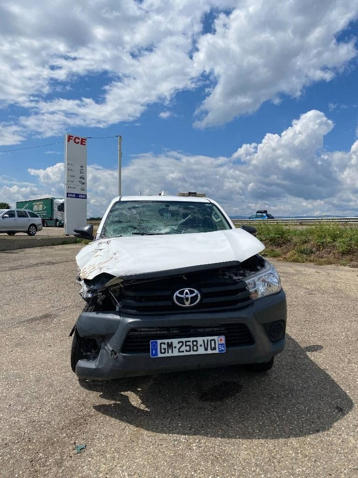 Toyota HILUX 2.4 D4D /MINIMAX COMBINE LONGWAY endommagé - Szippantós autó: 2 kép. Toyota HILUX 2.4 D4D /MINIMAX COMBINE LONGWAY endommagé - Szippantós autó: 2 kép.