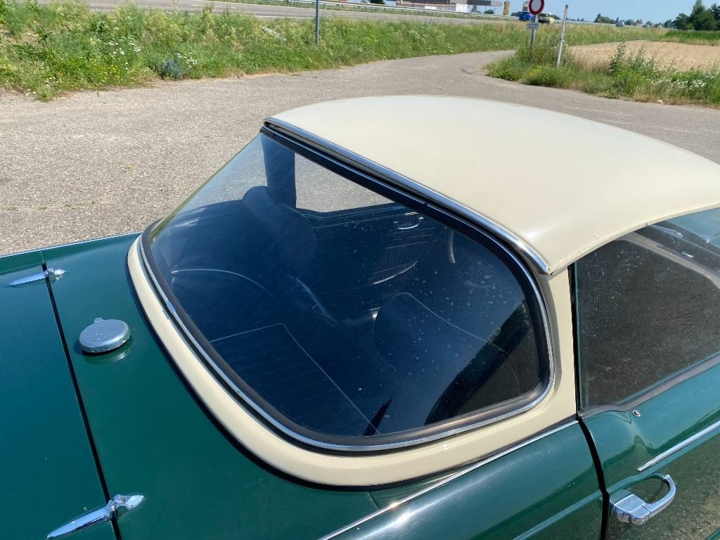 Autó Triumph TR4-A + Hard Top / OldTimer endommagé: 41 kép.