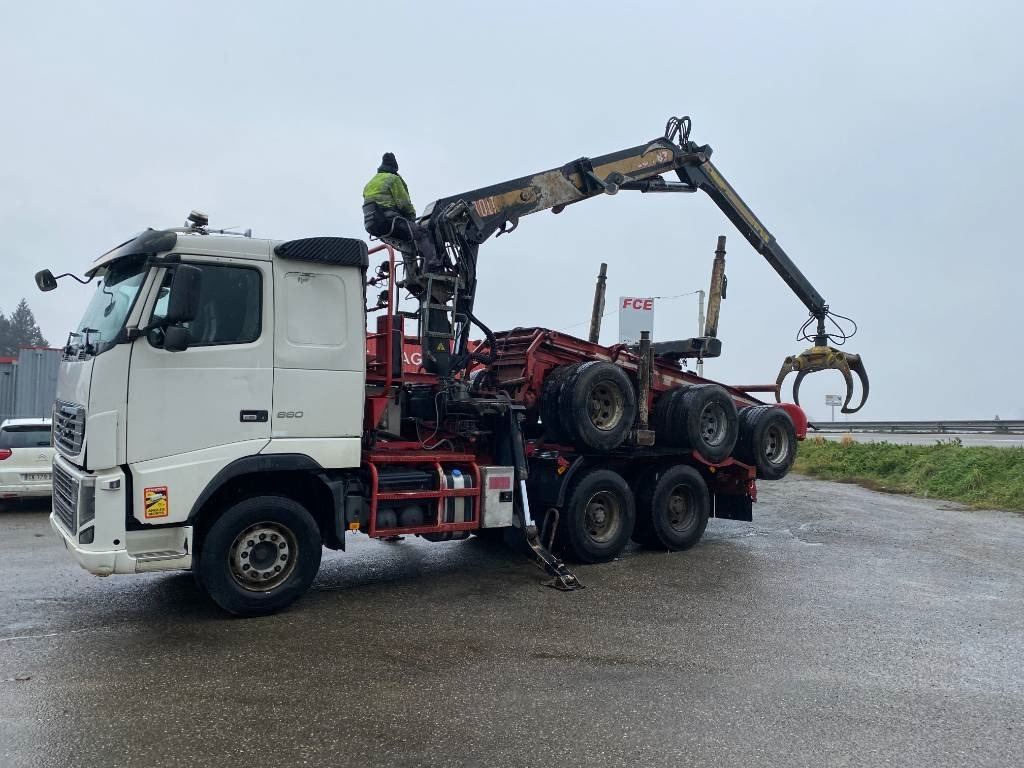 Volvo FH 660 RETARDER /DIEBOLT D2887 2017 endommagé - Rönkszállító teherautó: 2 kép. Volvo FH 660 RETARDER /DIEBOLT D2887 2017 endommagé - Rönkszállító teherautó: 2 kép.