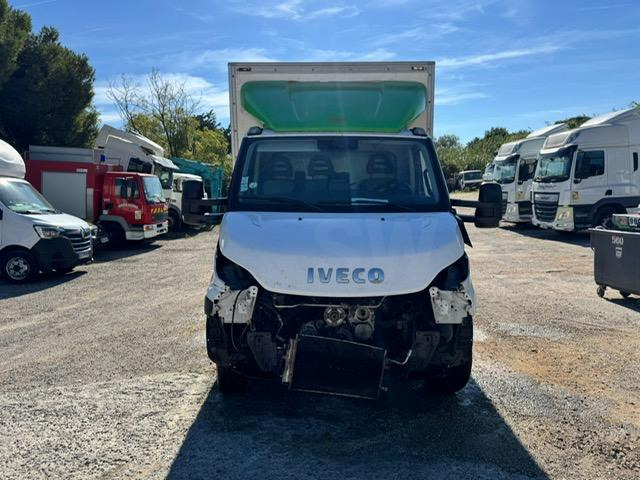 Iveco 70C180 CAISSE HAYON - Dobozos kisteherautó: 2 kép. Iveco 70C180 CAISSE HAYON - Dobozos kisteherautó: 2 kép.