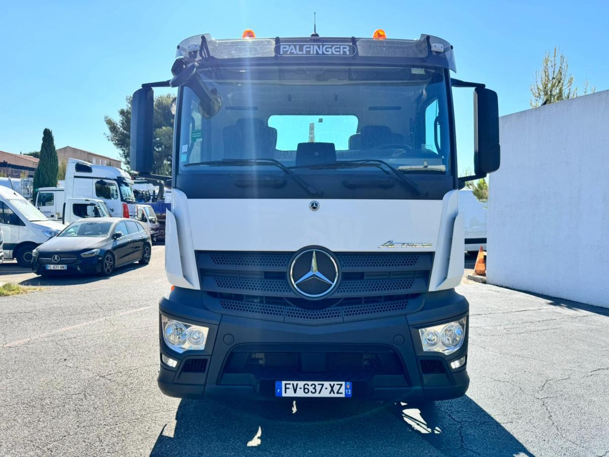 Mercedes Actros 2540 - Horgos rakodó teherautó: 2 kép. Mercedes Actros 2540 - Horgos rakodó teherautó: 2 kép.
