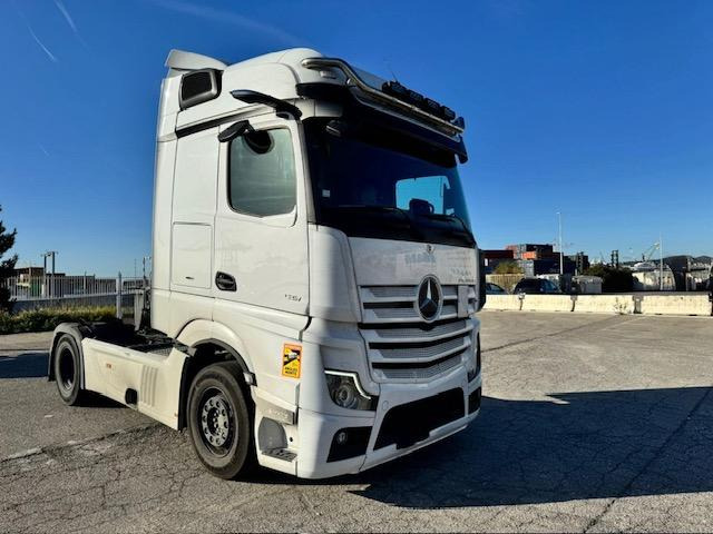 Mercedes ACTROS 1851 - Nyergesvontató: 4 kép. Mercedes ACTROS 1851 - Nyergesvontató: 4 kép.