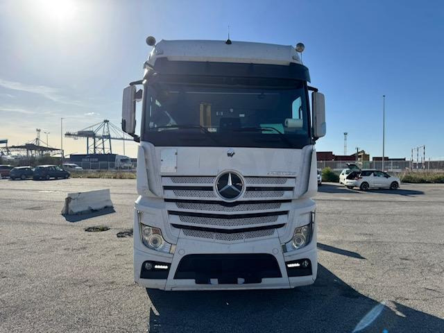 Mercedes ACTROS 1853 - Nyergesvontató: 2 kép. Mercedes ACTROS 1853 - Nyergesvontató: 2 kép.