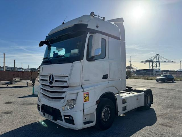 Mercedes ACTROS 1853 - Nyergesvontató: 4 kép. Mercedes ACTROS 1853 - Nyergesvontató: 4 kép.