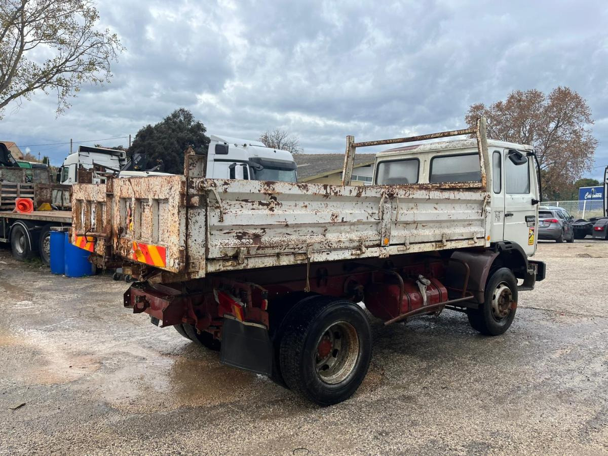 Billenőplatós teherautó Renault Midliner 140: 6 kép. Billenőplatós teherautó Renault Midliner 140: 6 kép.