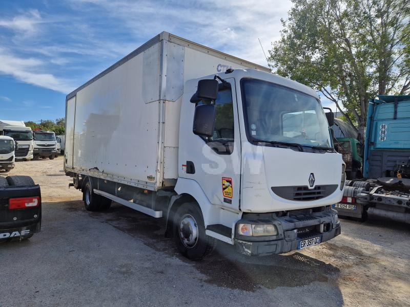 Renault Midlum 180 DCI - Dobozos felépítményű teherautó: 2 kép. Renault Midlum 180 DCI - Dobozos felépítményű teherautó: 2 kép.
