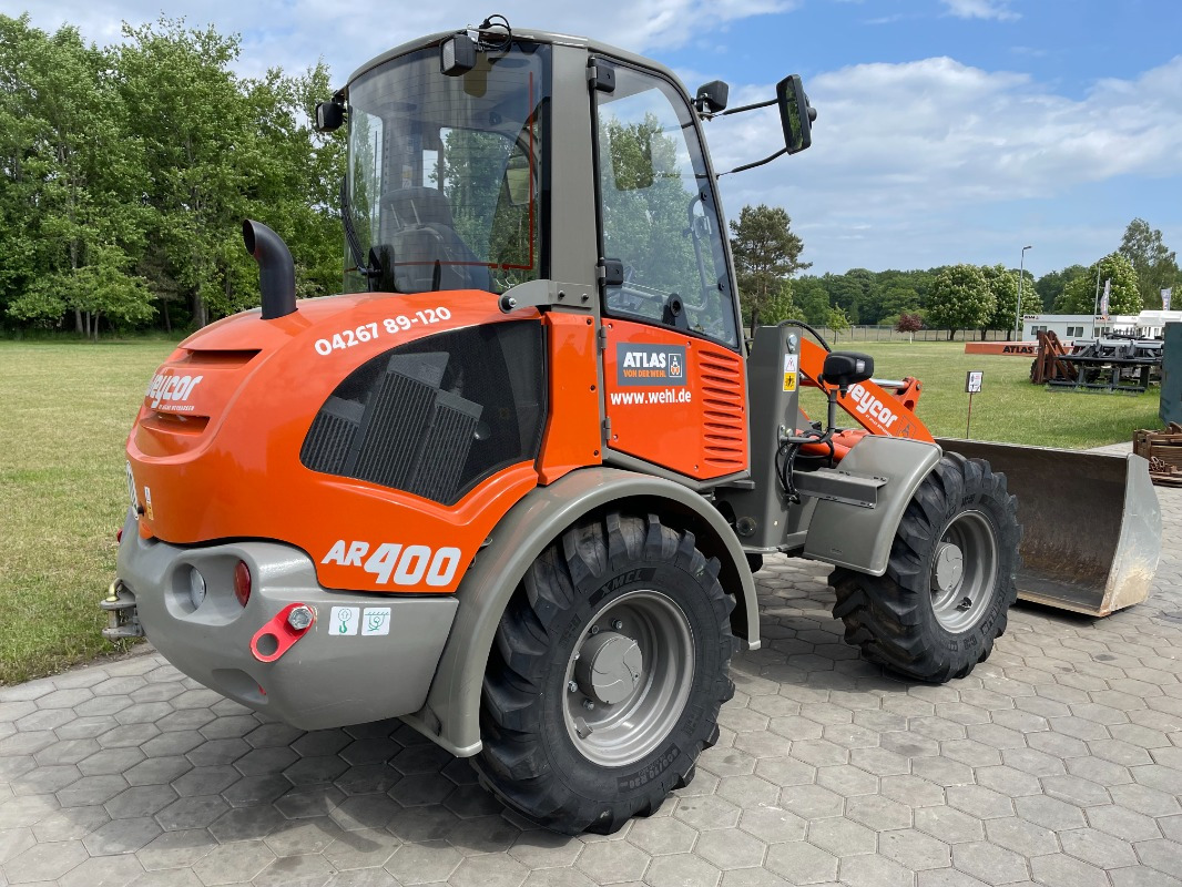 Atlas AR400 - Gumikerekes homlokrakodó: 3 kép. Atlas AR400 - Gumikerekes homlokrakodó: 3 kép.