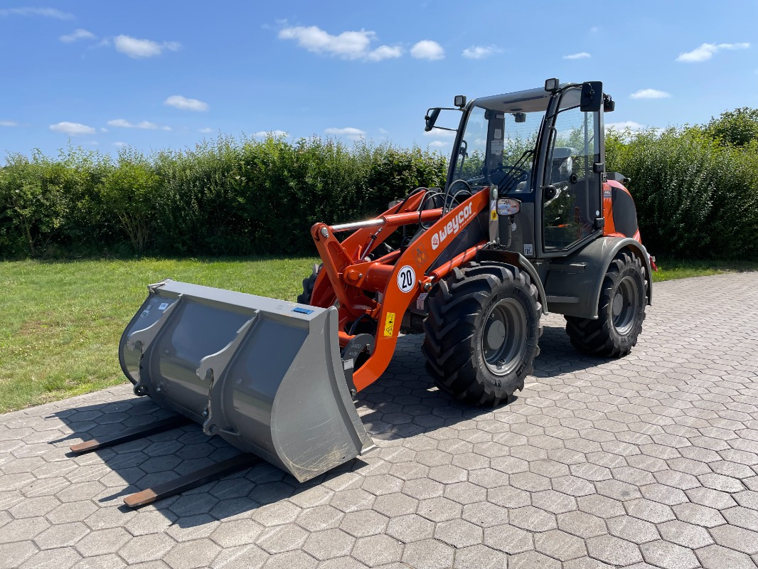 Atlas AR400 - Gumikerekes homlokrakodó: 1 kép. Atlas AR400 - Gumikerekes homlokrakodó: 1 kép.