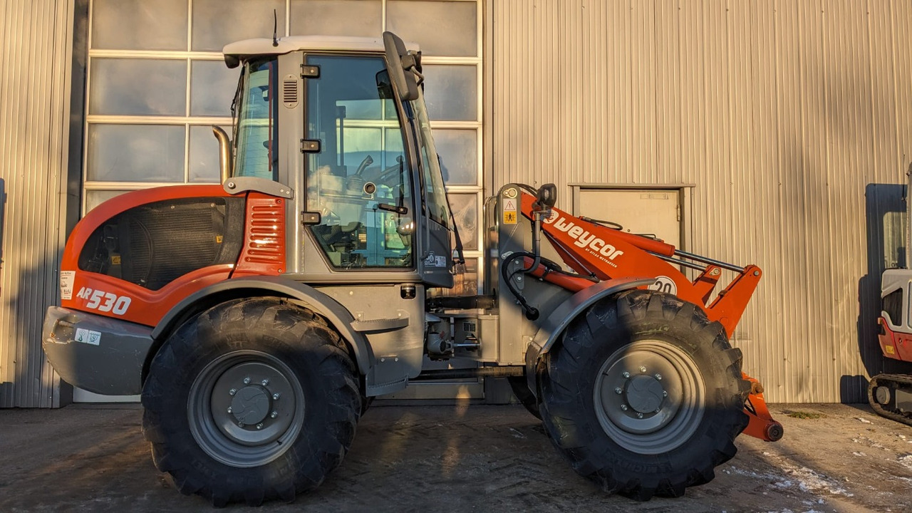 Atlas AR530 - Gumikerekes homlokrakodó: 2 kép. Atlas AR530 - Gumikerekes homlokrakodó: 2 kép.