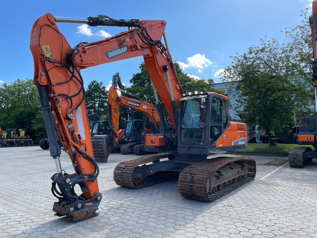Doosan DX235LC-5 - Lánctalpas kotró: 1 kép. Doosan DX235LC-5 - Lánctalpas kotró: 1 kép.
