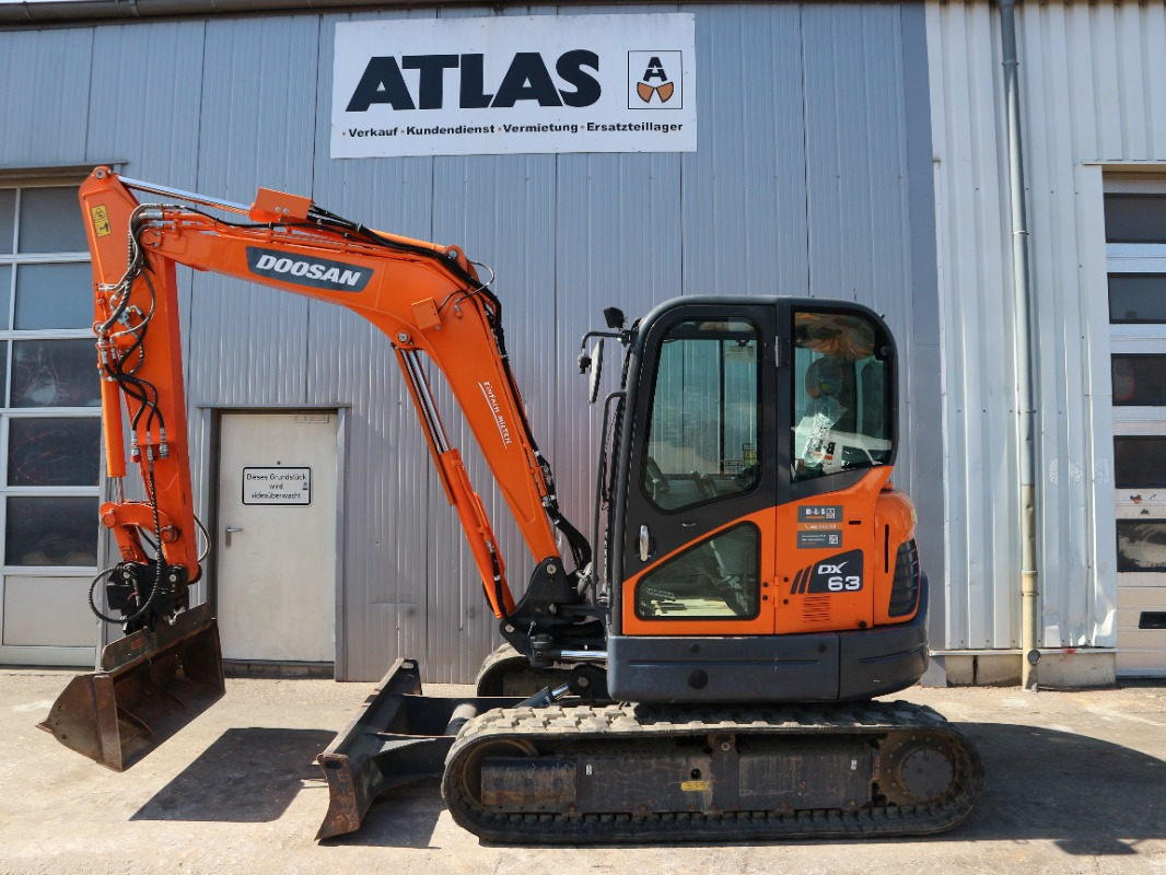 Doosan DX63-3 - Minikotró: 2 kép. Doosan DX63-3 - Minikotró: 2 kép.