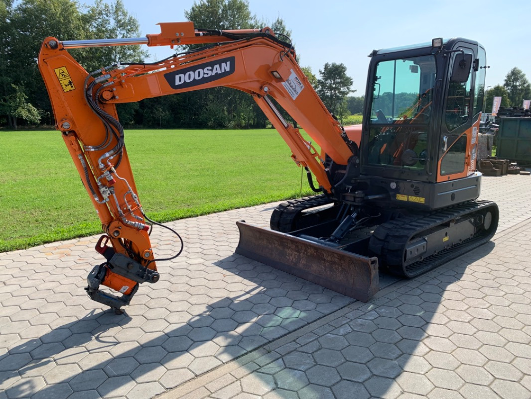 Doosan DX63-3 - Minikotró: 1 kép. Doosan DX63-3 - Minikotró: 1 kép.