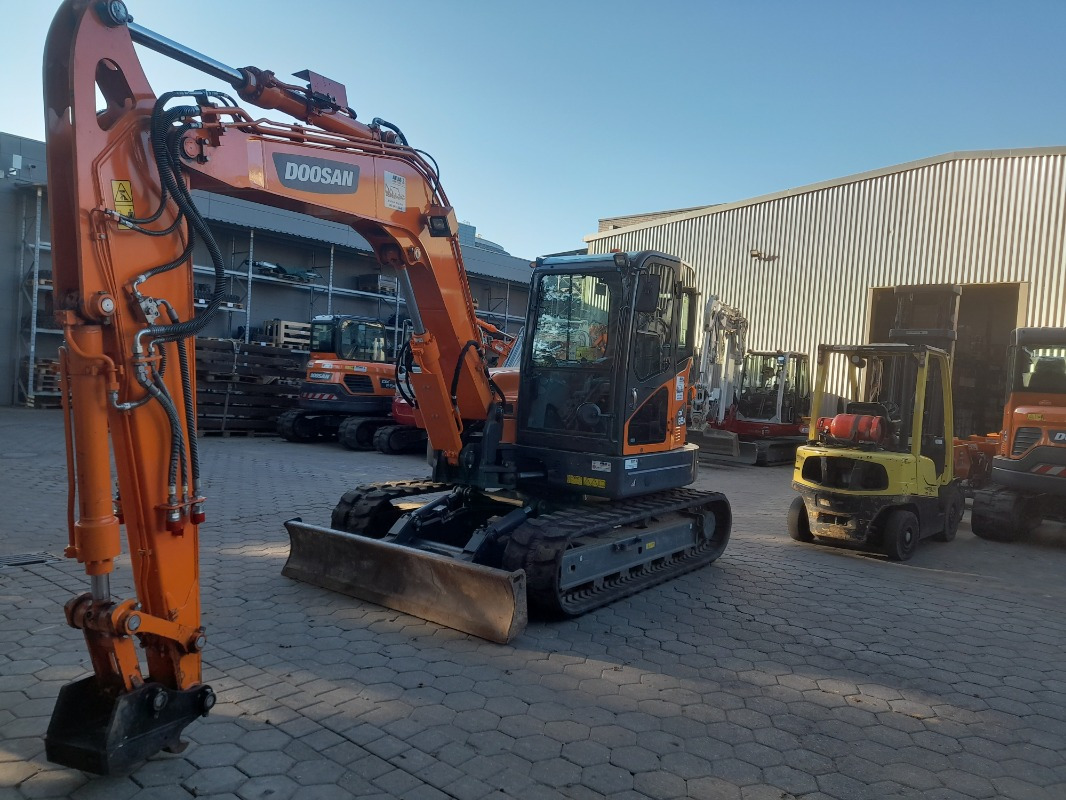 Doosan DX85R-3 - Kotrógép: 1 kép. Doosan DX85R-3 - Kotrógép: 1 kép.