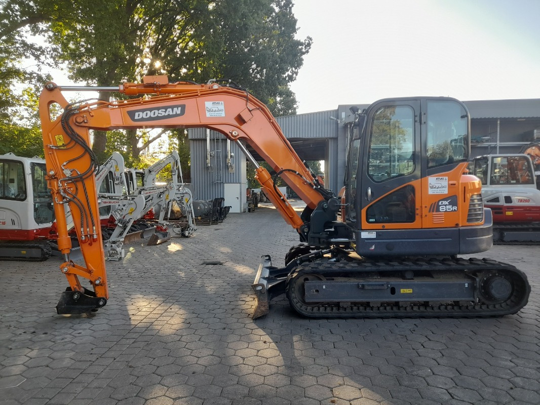 Doosan DX85R-3 - Kotrógép: 2 kép. Doosan DX85R-3 - Kotrógép: 2 kép.