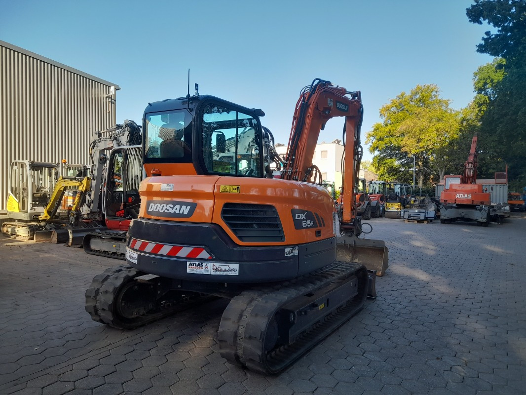 Doosan DX85R-3 - Kotrógép: 3 kép. Doosan DX85R-3 - Kotrógép: 3 kép.