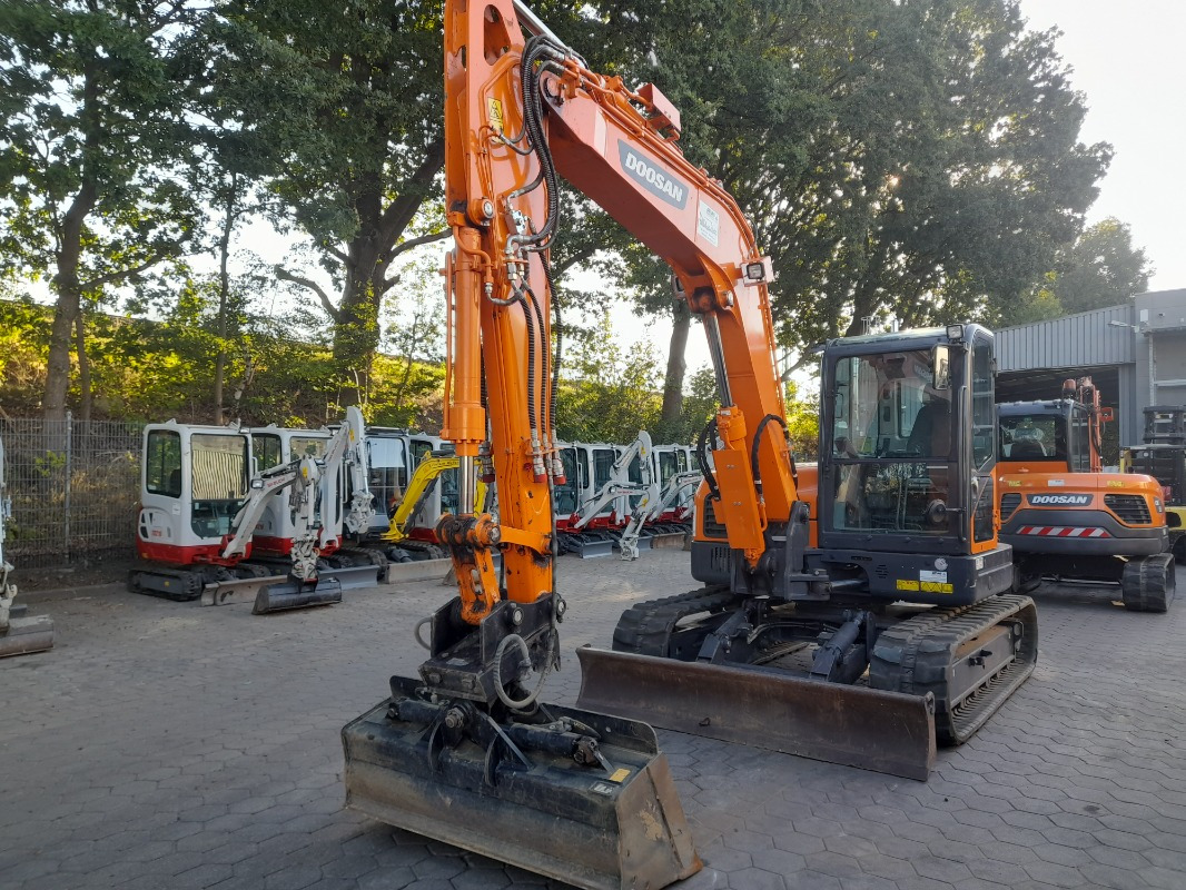 Doosan DX85R-3 - Kotrógép: 1 kép. Doosan DX85R-3 - Kotrógép: 1 kép.
