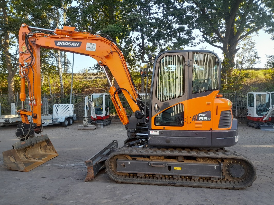 Doosan DX85R-3 - Kotrógép: 2 kép. Doosan DX85R-3 - Kotrógép: 2 kép.