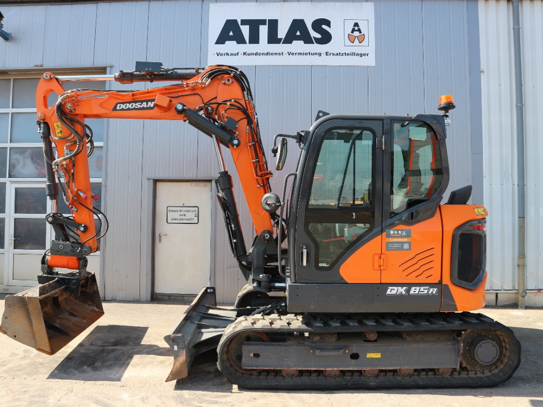 Doosan DX85R-7 - Minikotró: 2 kép. Doosan DX85R-7 - Minikotró: 2 kép.