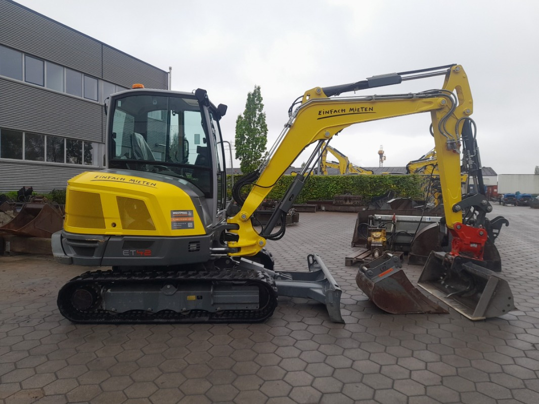Neuson ET42 - Minikotró: 2 kép. Neuson ET42 - Minikotró: 2 kép.