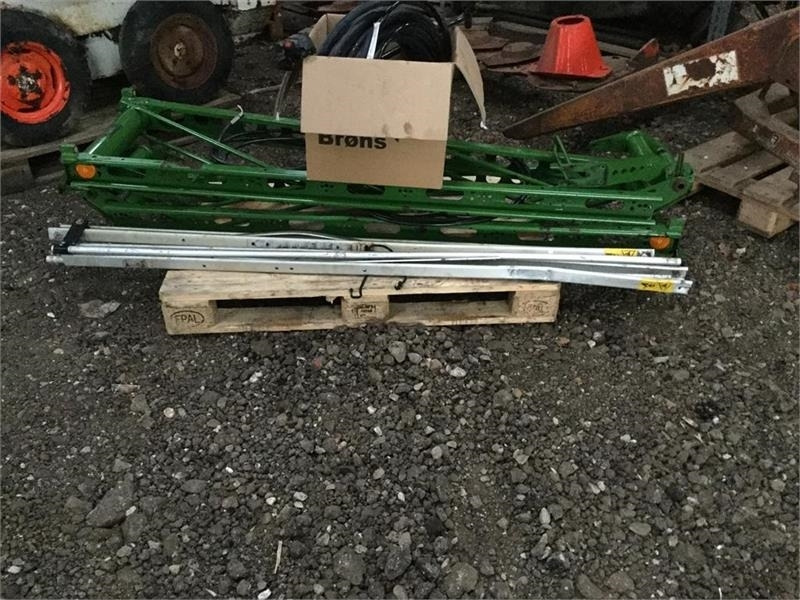 Amazone UG3000 - Vontatott permetezők: 2 kép. Amazone UG3000 - Vontatott permetezők: 2 kép.