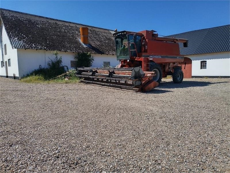 Case IH 1680 E 22 fod skærebord og ekstra bredde hjul - Kombájn: 2 kép. Case IH 1680 E 22 fod skærebord og ekstra bredde hjul - Kombájn: 2 kép.