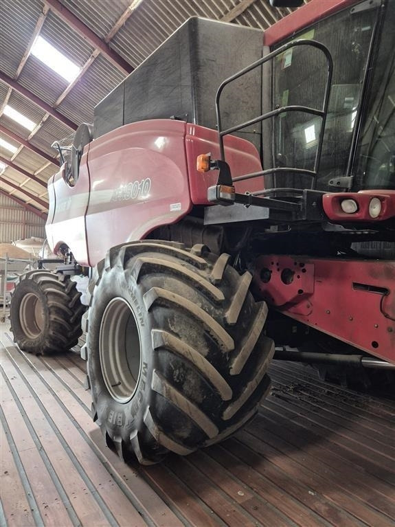 Case IH Axial-Flow 8010 MacDon skærebord - Kombájn: 1 kép. Case IH Axial-Flow 8010 MacDon skærebord - Kombájn: 1 kép.