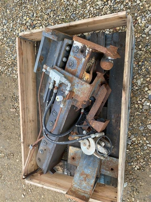 Claas Hitch Kugletræk - Gyorscsatlakozó - Önjáró szecskázógép: 1 kép. Claas Hitch Kugletræk - Gyorscsatlakozó - Önjáró szecskázógép: 1 kép.