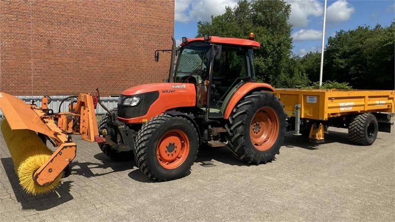Kubota M8540N - Traktor: 2 kép. Kubota M8540N - Traktor: 2 kép.