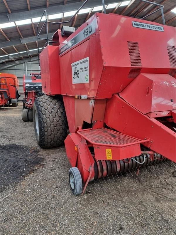 Massey Ferguson >190 bigpallepresser Parkland Ballevogn - Kocka bálázó: 2 kép. Massey Ferguson >190 bigpallepresser Parkland Ballevogn - Kocka bálázó: 2 kép.