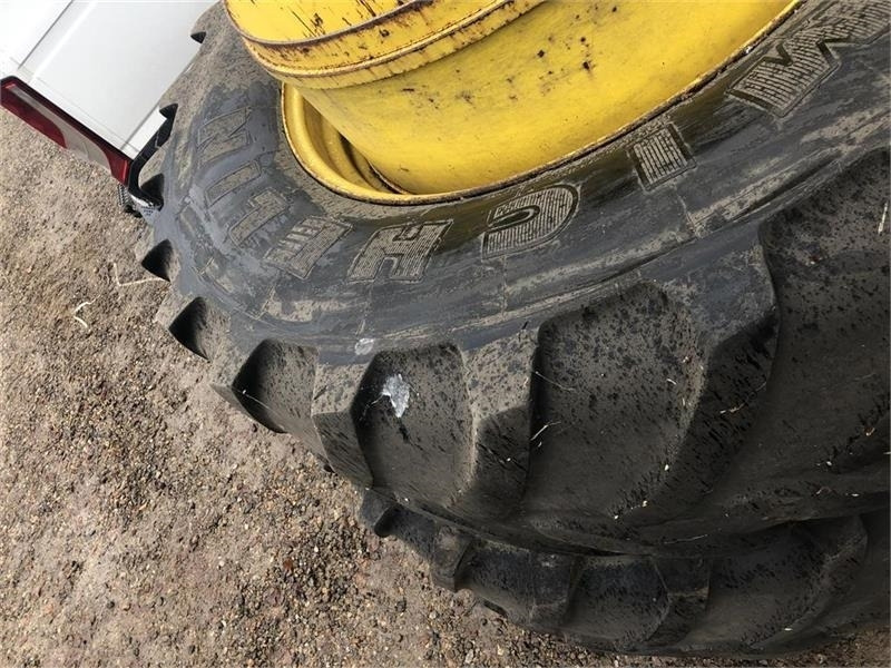 Michelin 650/65-42 - Gumiabroncs: 2 kép. Michelin 650/65-42 - Gumiabroncs: 2 kép.