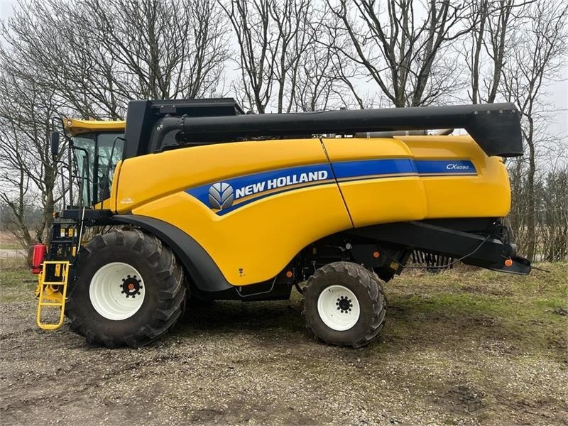 New Holland CX 6090 4wd - Kombájn: 2 kép. New Holland CX 6090 4wd - Kombájn: 2 kép.