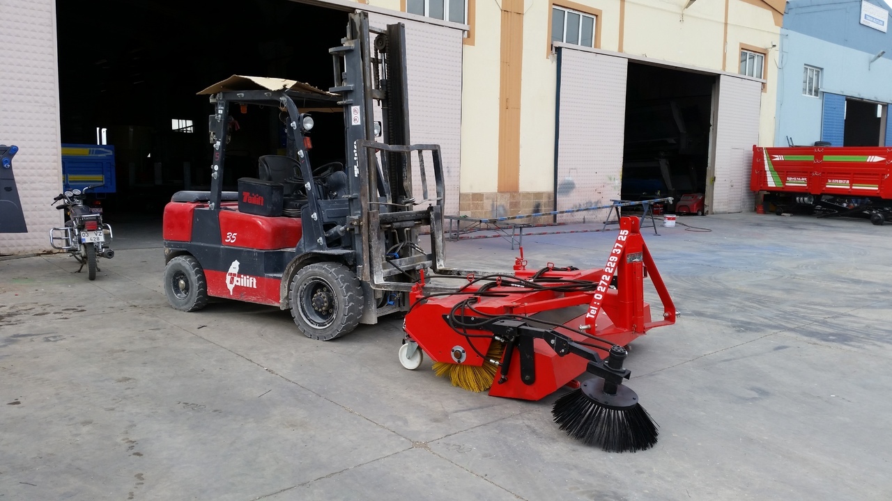 SAYGINLAR FORKLIFT MOUNTED ROAD SWEEPER - Ferde seprő - Villás targonca: 1 kép. SAYGINLAR FORKLIFT MOUNTED ROAD SWEEPER - Ferde seprő - Villás targonca: 1 kép.