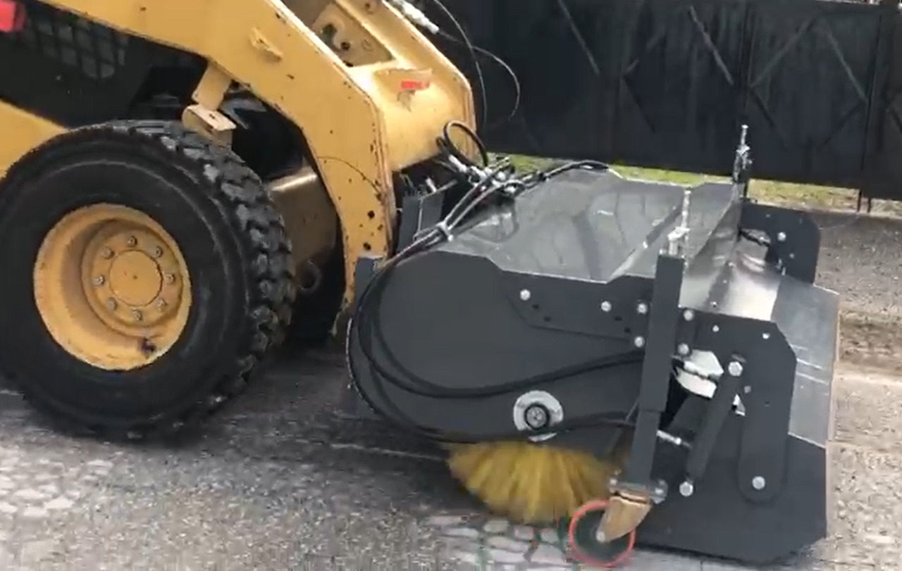 SAYGINLAR SKID STEER MOUNTED ROAD SWEEPER - Ferde seprő - Mini homlokrakodó: 2 kép. SAYGINLAR SKID STEER MOUNTED ROAD SWEEPER - Ferde seprő - Mini homlokrakodó: 2 kép.