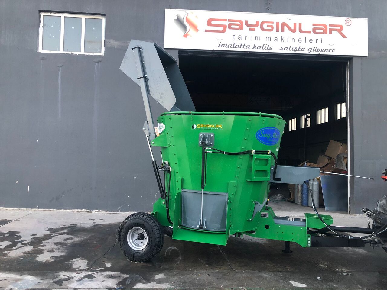 SAYGINLAR vertical feed mixer wagon - Állattartás gépei: 3 kép. SAYGINLAR vertical feed mixer wagon - Állattartás gépei: 3 kép.