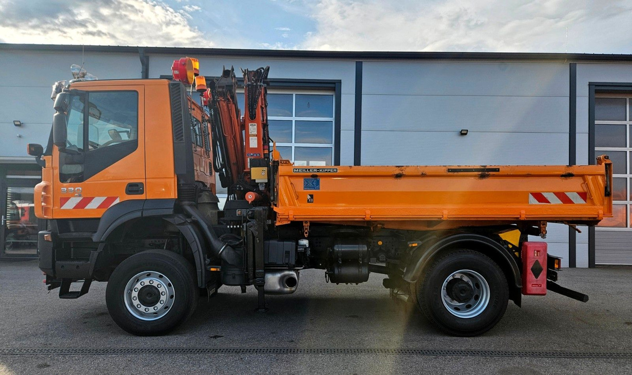 Iveco Trakker 190T33 4x4 Euro5 Kran Atlas Funk - Billenőplatós teherautó, Darus autó: 2 kép. Iveco Trakker 190T33 4x4 Euro5 Kran Atlas Funk - Billenőplatós teherautó, Darus autó: 2 kép.