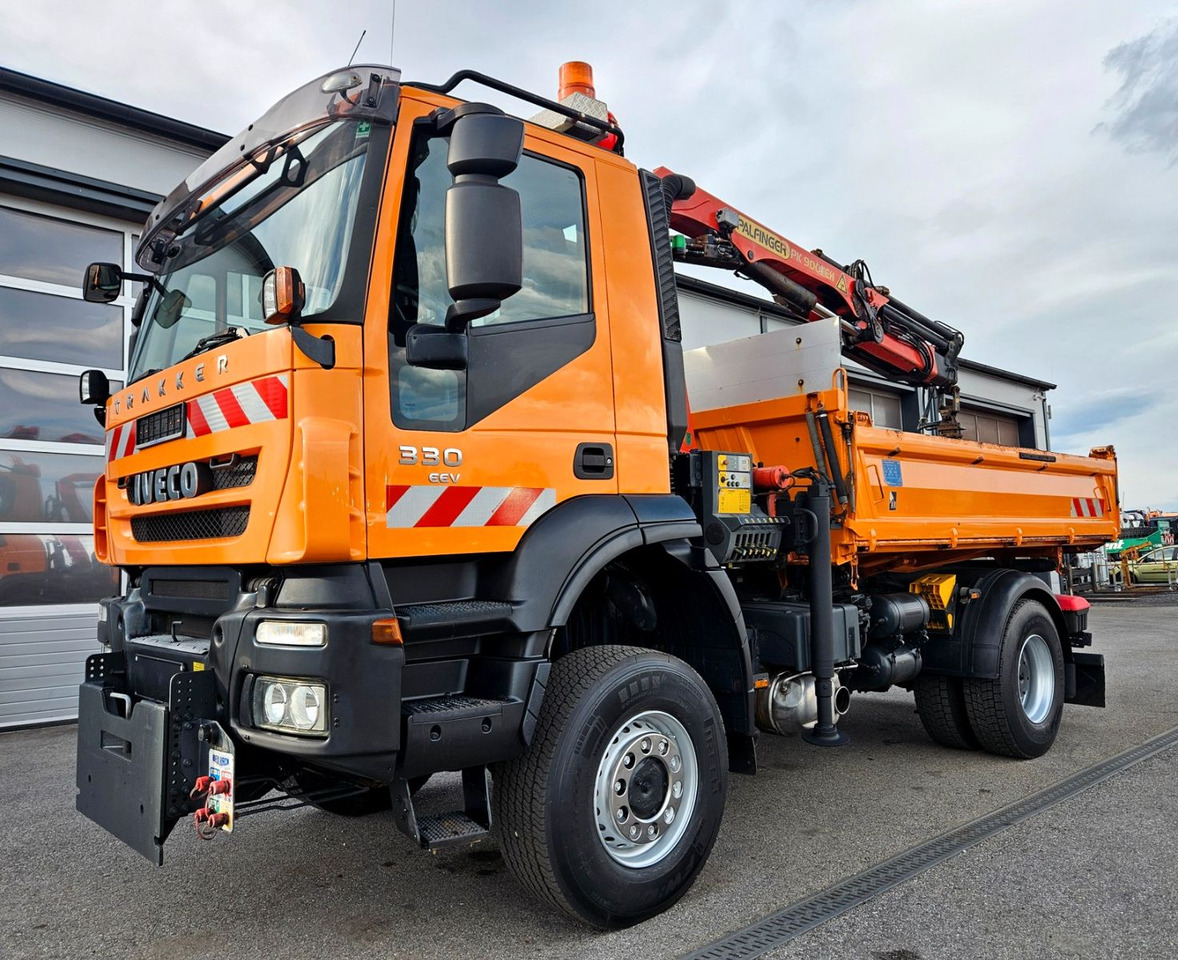 Iveco Trakker 190T33 4x4 Euro5 Kran Palfinger Funk - Billenőplatós teherautó, Darus autó: 4 kép. Iveco Trakker 190T33 4x4 Euro5 Kran Palfinger Funk - Billenőplatós teherautó, Darus autó: 4 kép.