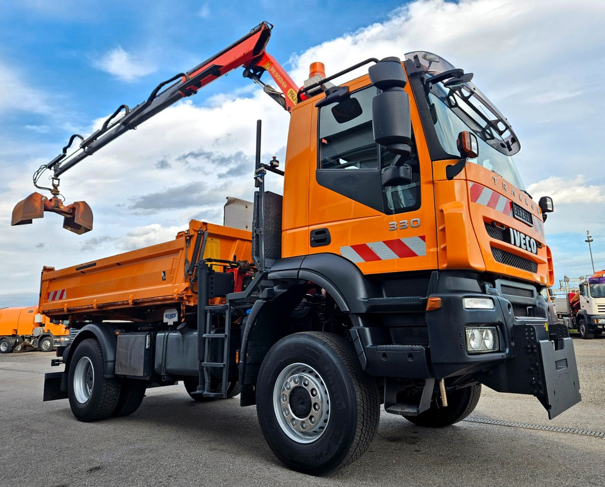 Iveco Trakker 190T33 4x4 Euro5 Kran Palfinger Funk - Billenőplatós teherautó, Darus autó: 3 kép. Iveco Trakker 190T33 4x4 Euro5 Kran Palfinger Funk - Billenőplatós teherautó, Darus autó: 3 kép.