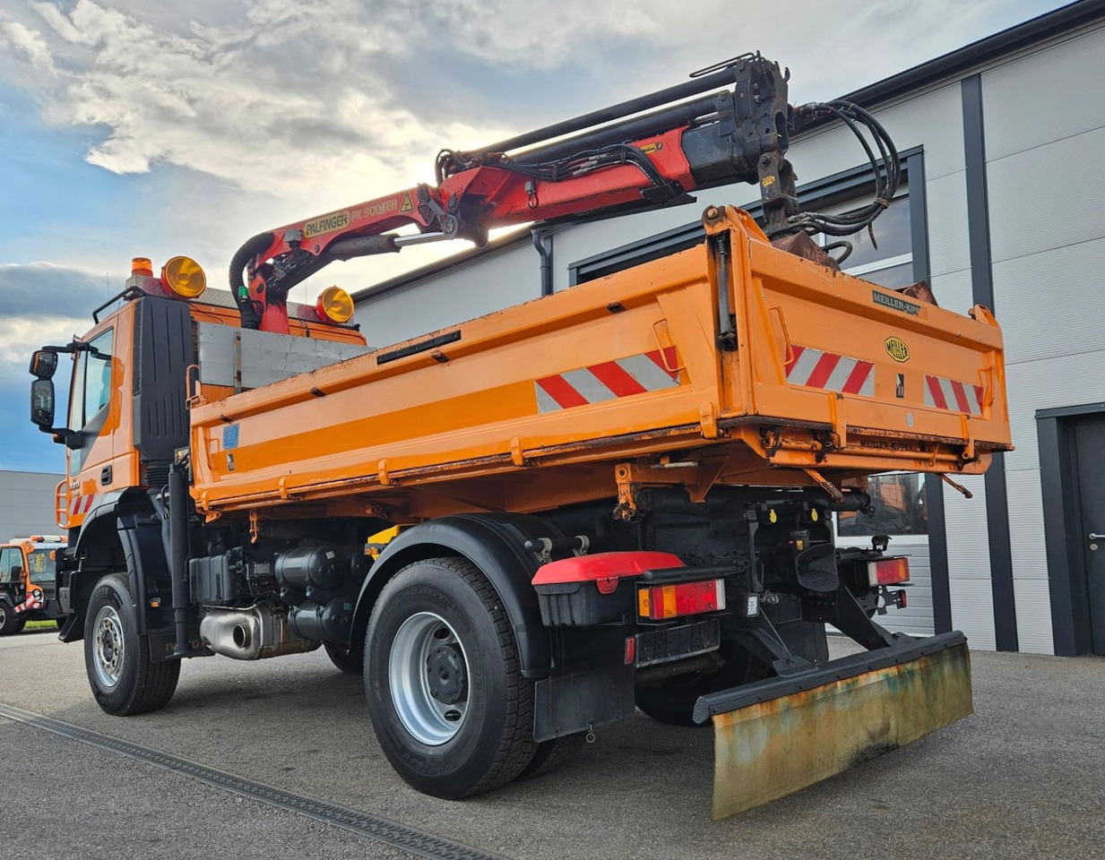 Iveco Trakker 190T33 4x4 Euro5 Kran Palfinger Funk - Billenőplatós teherautó, Darus autó: 4 kép. Iveco Trakker 190T33 4x4 Euro5 Kran Palfinger Funk - Billenőplatós teherautó, Darus autó: 4 kép.