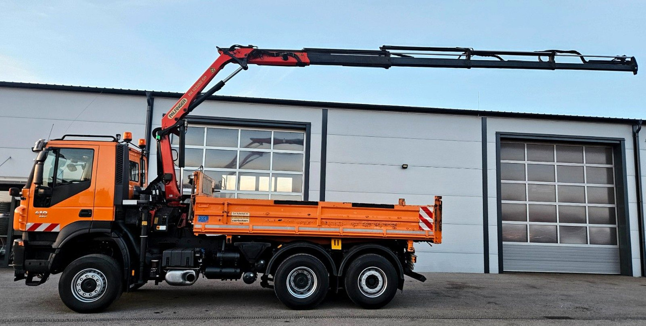 Iveco Trakker 410 6x4-4 EEV Palfinger PK12502 Funk - Billenőplatós teherautó, Darus autó: 3 kép. Iveco Trakker 410 6x4-4 EEV Palfinger PK12502 Funk - Billenőplatós teherautó, Darus autó: 3 kép.