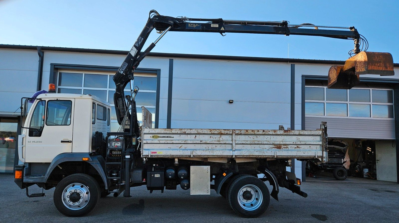 MAN LE 14.250 4x4 HIAB 077BS-2 Kran Greifer - Billenőplatós teherautó, Darus autó: 2 kép. MAN LE 14.250 4x4 HIAB 077BS-2 Kran Greifer - Billenőplatós teherautó, Darus autó: 2 kép.
