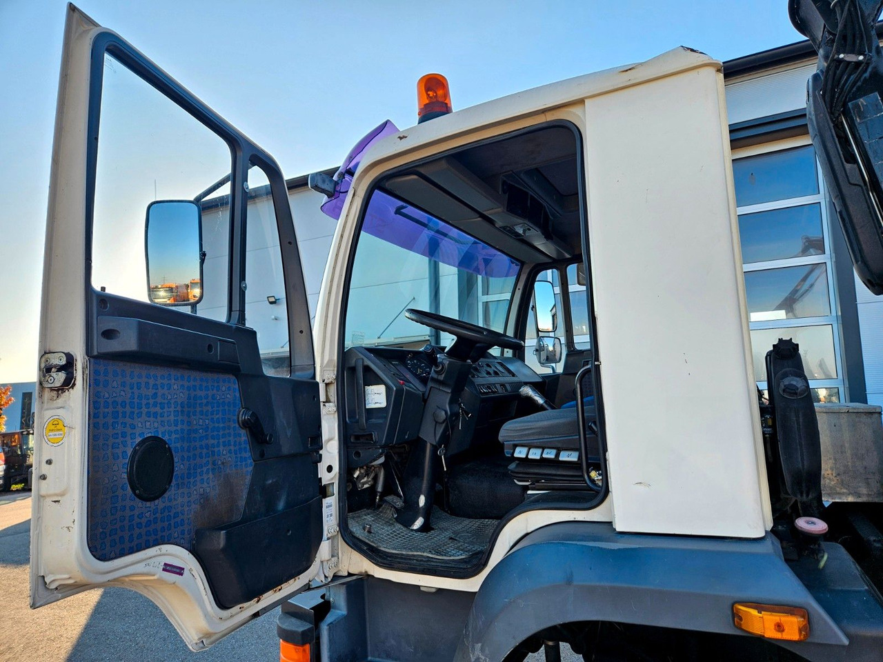 Billenőplatós teherautó, Darus autó MAN LE 14.250 4x4 HIAB 077BS-2 Kran Greifer: 17 kép.