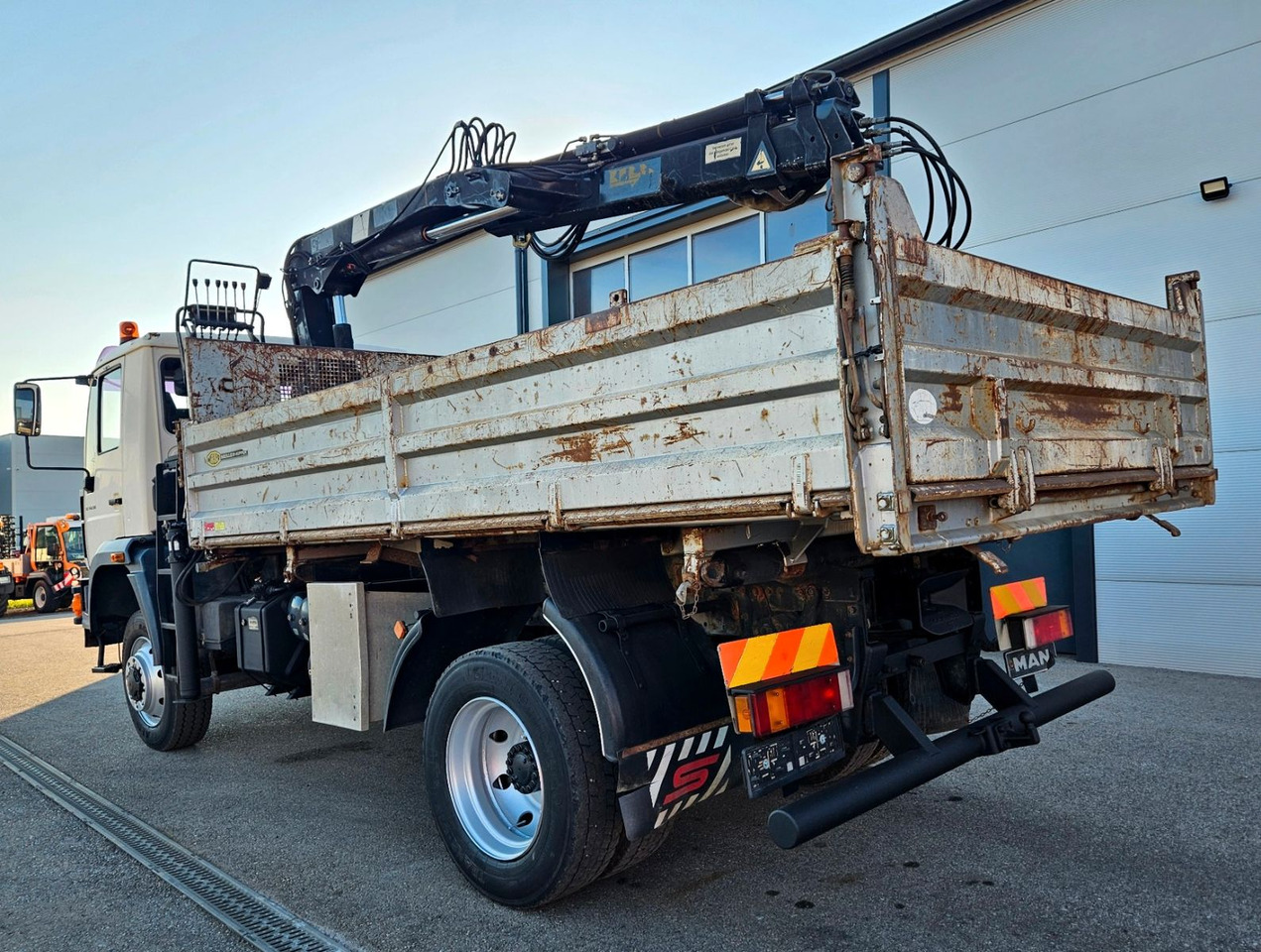 Billenőplatós teherautó, Darus autó MAN LE 14.250 4x4 HIAB 077BS-2 Kran Greifer: 6 kép.